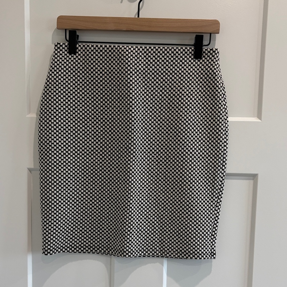 LOFT Black and White Patterned Pencil Skirt